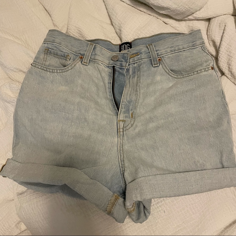 BDG mom high rise short light wash size 28